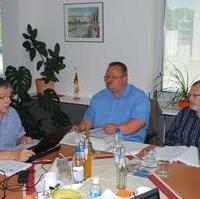 Bild vergrößern:Stadtrat Reinhard Stern, Fraktionsvors. Wigbert Schwenke MdL und Fraktionsgf. Reinhard Gurcke bei einer Sitzung der Fraktion CDU/BfM im Magdeburger Rathaus (v.l.n.r.)