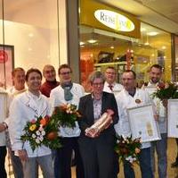 Bild vergrößern:Staatssekretärin Anne-Marie Keding mit den Ehrenpreisträgern des Bäckerhandwerks, während der traditionellen Stollenprüfung im Allee Center Magdeburg