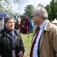 Bild vergrößern:Der CDU-Landtagsabgeordnete Dieter Steinecke im Gespräch mit dem Polizeipräsidenten Andreas Schomaker beim Fest der Begegnungen im Stadtpark (v.l.n.r.)