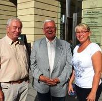 Bild vergrößern:Dr. Martin Schmidt, Stadtrat Hubert Salzborn und Britta Goehring, Geschäftsstellenleiterin DRK Magdeburg, am Rande der Wahl des neuen Seniorenbeirates der Landeshauptstadt Magdeburg (v.l.n.r.)