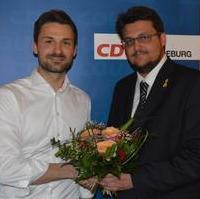 Bild vergrößern:Der CDU-Kreisvorsitzende Tobias Krull gratuliert Florian Philipp zu seiner Wahl zum CDU-Direktkandidaten für den Landtagswahlkreis Magdeburg-West (v.r.n.l.)