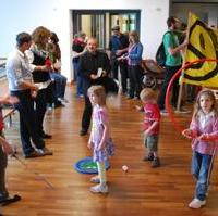 Bild vergrößern:Protestaktion im Alten Rathaus vor der Stadtratssitzung unter dem Titel - Wenn unsere Kinder- und Jugendhäuser schliessen, müssen wir eben hier spielen-. Mit den Teilnehmern diskutierte auch der Vorsitzende der Fraktion CDU/Bund für Magdeburg Stadtrat Wigbert Schwenke MdL (schwarzes Jacket). 