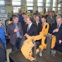 Bild vergrößern:Besuch des CDU-Spitzenkandidaten Dr. Reiner Haseloff und der Magdeburger CDU-Landtagskandidaten im Verbundausbildungszentrum des mitteldeutschen Maschinenbaus in Trägerschaft des Europäischen Bildungswerkes für Beruf und Gesellschaft gGmbH