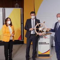 Bild vergrößern:Die stellv. CDU-Landesvorsitzende Heike Brehmer MdB, der frischgewählte CDU-Landesvorsitzende Sven Schulze MdEP und Ministerpräsident und Spitzenkandidat Reiner Haseloff MdL. (v.l.n.r.)