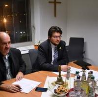 Bild vergrößern:Der stellvertretende Fraktionsvorsitzende Frank Schuster und Fraktionsgeschäftsführer Tobias Krull während der ersten Sitzung der Fraktion CDU/Bund für Magdeburg im Jahr 2014 (v.l.n.r.)
