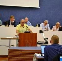 Bild vergrößern:Stadtrat Michael Hoffmann (CDU/FDP/BfM) beim Einbringen seiner Änderungsanträgen in der letzten Stadtratssitzung zum Tagesordnungspunkt: DS0411/17 „Aufstellung, Zwischenabwägung und Auslegungsbeschluss zur Stellplatzsatzung“. Wir als Fraktion CDU/FDP/BfM hatten die Beschlussfassung der Verwaltung nicht zugestimmt. Die Landeshauptstadt Magdeburg braucht keine zusätzliche Bürokratie.