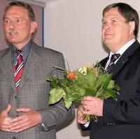 Bild vergrößern:Der CDU-Kreisvorsitzende Jürgen Scharf gratuliert Dieter Steinecke MdL zur seiner Nominierung zum CDU-Direktkandidaten für den Landtagswahlkreis Magdeburg-Süd (v.l.n.r.)