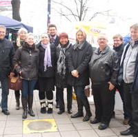 Bild vergrößern:Einige der Teilnehmer des gemeinsamen Infostandes von CDU, CDU/BfM-Ratsfraktion, der JU und des RCDS bei der Meile der Demokratie
