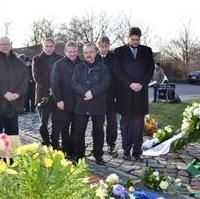 Bild vergrößern:Mitglieder der Fraktion CDU/FDP/Bund für Magdeburg und CDU-Kreisvorsitzender Tobias Krull (r.) gedenken der Opfer des Nationalsozialismus am Mahnmal 