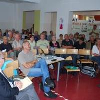 Bild vergrößern:Neu Reform in Neuer Form - Blick in den Saal bei einer Bürgerversammlung zur Neugestaltung der Zentrumsachse von Neu Reform