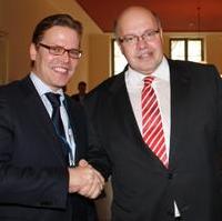 Bild vergrößern:Am Rande des CDU-Landesparteitags der CDU-Bundestagskandidat Tino Sorge und der Bundesumweltminister Peter Altmaier MdB. (v.l.n.r.)