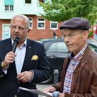 Bild vergrößern:Stadtrat Michael Hoffmann (l.) im Bürgergespräch, während eines offenen Kandidatenforums auf dem Eiskellerplatz.