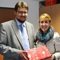 Bild vergrößern:Der Fraktionsgeschäftsführer Tobias Krull übergibt an Tanja Jurkul eine Spende für die Aktion Weihnachten im Schuhkarton für sozial Benachteiligte (v.l.n.r.)