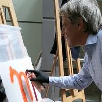 Bild vergrößern:Der Wirtschaftsbeigeordnete Rainer Nitsche probiert beim Street Art Festival die eigenen künstlerischen Fähigkeiten aus