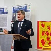 Bild vergrößern:Als Landesvorsitzender des Volksbundes der Deutschen Kriegsgräberfürsorge spricht Landtagspräsident a.D. Dieter Steinecke MdL am 12.02.18 beim Red Hand Day im Landtag. 