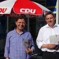 Bild vergrößern:Stadtrat Bernd Heynemann und Stadtratskandidat Thomas Brestrich bei einem Infostand in der Agnetenstr. (v.l.n.r.)