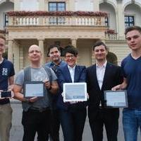 Bild vergrößern:Mitglieder der Jungen Union Magdeburg sowie deren Unterstützer bei der Vorstellung der kommunalen Online-Schuldenuhr