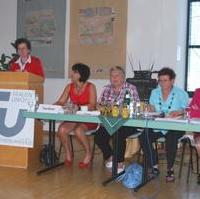 Bild vergrößern:Die Staatssekretärin im Ministerium für Landwirtschaft und Umwelt Annemarie Keding (stehend) bei ihrer Rede auf dem Landesdelegiertentag der Frauen Union