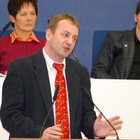 Bild vergrößern:Stadtrat Jens Ansorge (stehend) bei einem Redebeitrag im Magdeburger Stadtrat