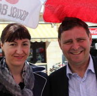 Bild vergrößern:Die CDA-Kreisvorsitzende und der Stadtrat Bernd Heynemann beim Infostand am 01. Mai auf dem Alten Markt in der Landeshauptstadt (v.l.n.r.)