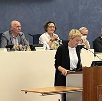 Bild vergrößern:Stadträtin Stefanie Middendorf spricht gerade zur aktuellen Debatte „Krisenvorsorge“. 
