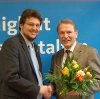 Bild vergrößern:Der CDU-Kreisvorsitzende Tobias Krull gratuliert Jürgen Scharf zu seiner erneuten Wiederwahl zum Landtagsabgeordneten (v.l.n.r.)