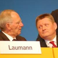 Bild vergrößern:Der stellv. CDU-Bundesvors. Wolfgang Schäuble MdB und der CDU-Generalsekretär Hermann Gröhe MdB am Rande des CDU-Bundesparteitages (v.l.n.r.) 