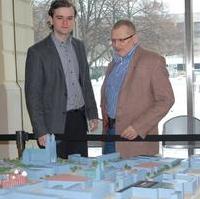 Bild vergrößern:Stadtrat Daniel Kraatz und der Fraktionsgeschäftsführer Reinhard Gurcke vor einem Modell der Magdeburger Innenstadt (v.l.n.r.) 