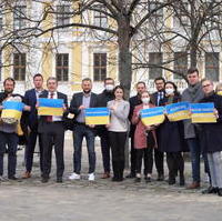 Bild vergrößern:Mitglieder und Freunde der Jungen Union Sachsen-Anhalt zeigten am 25. Februar ihre Solidarität mit der Ukraine auf dem Magdeburger Domplatz. 