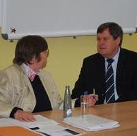 Bild vergrößern:Die Vorsitzende des Fördervereins Neue Synagoge Magdeburg e.V. Waltraut Zachhuber mit ihrem Stellvertreter dem Landtagspräsidenten Dieter Steinecke MdL (v.l.n.r.)