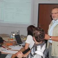 Bild vergrößern:Der Fraktionsgeschäftsführer Reinhard Gurcke (stehend) bei der Präsentation einer neuen Softwarelösung vor den Mitgliedern der Fraktion CDU/BfM im Stadtrat der Landeshauptstadt Magdeburg