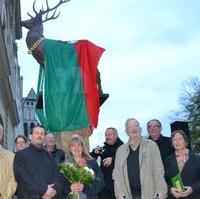 Bild vergrößern:die Initiatoren der wieder errichteten Hirschstatue auf dem Alten Markt Magdeburg. Darunter auch Ehrenstadtrat Eberhard Seifert (l.) und Verkehrsminister a.D. Karl-Heinz Daehre (2.v.r.)