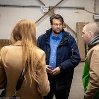 Bild vergrößern:Tobias Krull MdL am 02. April im Gespräch mit Freiwilligen in der Ukraine-Hilfe