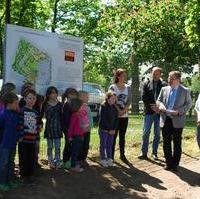 Bild vergrößern:Start der Kinderbeteiligung zur Gestaltung der Freifläche am Fort II mit Stadtrat Gunter Schindehütte, Beigeordneten Klaus Zimmermann und Stadtrat Frank Schuster (v.r.)