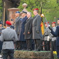 Bild vergrößern:Ministerpräsident Prof. Dr. Wolfgang Böhmer auf dem Podium bei der Serenade vor der Magdeburger Staatskanzlei