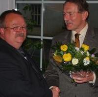 Bild vergrößern:Nach seiner Nominierung zum CDU-Direktkandidaten für den Landtagswahlkreis 12 (Magdeburg West) erhält Wigbert Schwenke MdL herzliche Glückwünsche vom CDU-Kreisvors. Jürgen Scharf MdL (v.l.n.r.)