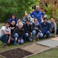 Bild vergrößern:Die Junge Union Magdeburg hat sich in diesem Jahr auch wieder am Freiwilligentag beteiligt. Diesmal wurde im Altenheim Olvenstedt ein Sinnespfad für die Demenzkranken Bewohner angelegt.