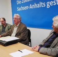 Bild vergrößern:Wolfgang Stiehl (mitte) von der Vereinigung der Opfer des Stalinismus spricht bei einer Veranstaltung des Magdeburger Kreisverbandes der Christlich-Demokratischen Arbeitnehmerschaft, links ist Andreas Fiebig und rechts ist Josef Schwenke zu sehen. 