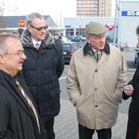 Bild vergrößern:Oberbürgermeister Dr. Trümper, der Minister für Landwirtschaft und Umwelt Dr. Hermann Onko Aeikens, der Magdeburger Umweltbeigeordnete Holger Platz und der Vorsitzende der Fraktion CDU/BfM im Stadtrat der Landeshauptstadt Wigbert Schwenke MdL beim offiziellen Akt zum Beginn der Errichtung einer Lärmschutzwand am Magdeburger Ring (v.r.n.l.)