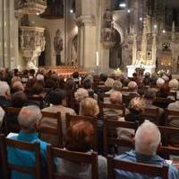 Bild vergrößern:Im Magdeburger Dom fand ein Gedenkgebet zu Erinnerung an den Herbst 1989 statt. Auch Zeitzeugen berichteten über ihre Erinnerungen an die friedliche Revolution. 