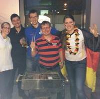 Bild vergrößern:Mitglieder des Ring-Christlich-Demokratischer-Studenten beim tradionellen Grillen zur Fußball-Weltmeisterschaft