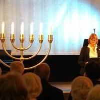 Bild vergrößern:Die Landtagspräsidentin Gabriele Brakebusch spricht bei der Gedenkstunde am 09. November zum 79. Jahrestag der Reichspogromnacht