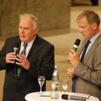 Bild vergrößern:Ministerpräsident a. D. Prof. Dr. Wolfgang Böhmer mit dem Moderator Dr. Winfried Bettecken bei einer Veranstaltung im Rahmen des Altstipendiatentreffen der Konrad-Adenauer-Stiftung in der Landeshauptstadt (v.l.n.r.)