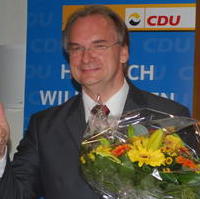 Bild vergrößern:Der Minister für Wirtschaft und Arbeit Dr. Reiner Haselloff nach seiner Wahl zum Spitzenkandidaten der CDU bei der anstehenden Landtagswahl mit 98% der abgegebenen Stimmen