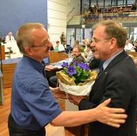 Bild vergrößern:Der Fraktionsvorsitzende Wigbert Schwenke MdL gratuliert Stadtrat Dr. Klaus Kutschmann während der Stadtratssitzung zum Geburtstag (v.l.n.r.)