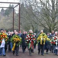 Bild vergrößern:Anlässlich des 69. Jahrestages der Zerstörung Magdeburgs am 16. Januar 1945 gedachten viele Magdeburger der Opfer.
Darunter auch Fraktionsvorsitzender Wigbert Schwenke MdL und CDU-Kreisvorsitzender Tobias Krull.