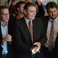Bild vergrößern:Tino Sorge, Innenminister Holger Stahlknecht MdL und CDU-Kreisvorsitzender Tobias Krull schauen gespannt auf die ersten Hochrechnungen bei der Wahlparty im Kaffeehaus Köhler (v.l.n.r.)