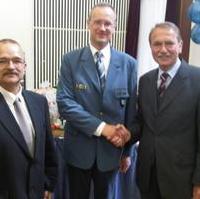 Bild vergrößern:Der Ratsfraktionsvorsitzende Wigbert Schwenke MdL, der THW-Ortsbeauftragte Axel W. Moch und und der Abgeordnete Jürgen Scharf MdL am Rande am Rande der Festveranstaltung -20 Jahre THW-Ortsverband Magdeburg-. (v.l.n.r.) 