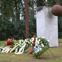 Bild vergrößern:Auf dem Westfriedhof wurde heute (16.01.) der Zerstörung Magdeburgs gedacht. Am 16. Januar 1945 wurde Magdeburg bei einem Angriff englischer und amerikanischer Bomber fast vollständig zerstört. Um 21:28 Uhr läuten heute alle Kirchenglocken der Stadt.