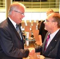 Bild vergrößern:Stadtrat Dr. Klaus Kutschmann überbringt die Grüße der Fraktion an Dr. Helmut Keller anlässlich seiner Verabschiedung als Direktor des Kovervatoriums Geord-Phillip-Telemann (v.r.n.l.)
